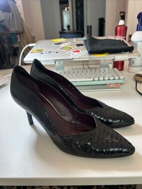 Stuart Weitzman Black Faux-Snakeskin Pointed Toe Mid Heel Pumps size 9